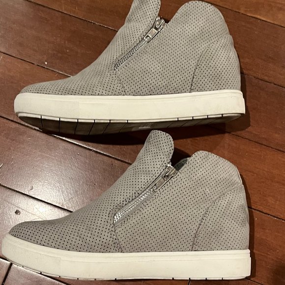 CUSHIONAIRE Women's Hart Hidden Wedge Sneaker - Picture 4 of 8